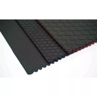 le CR noir de 51x130 » 3mm a gravé la feuille en refief en caoutchouc du néoprène pour non des tapis de plancher de glissement